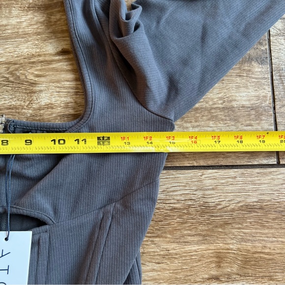 Atoir Alpha Crop Top Size Large NWT! Gray Corset Peephole Crop Shirt - Picture 15 of 16